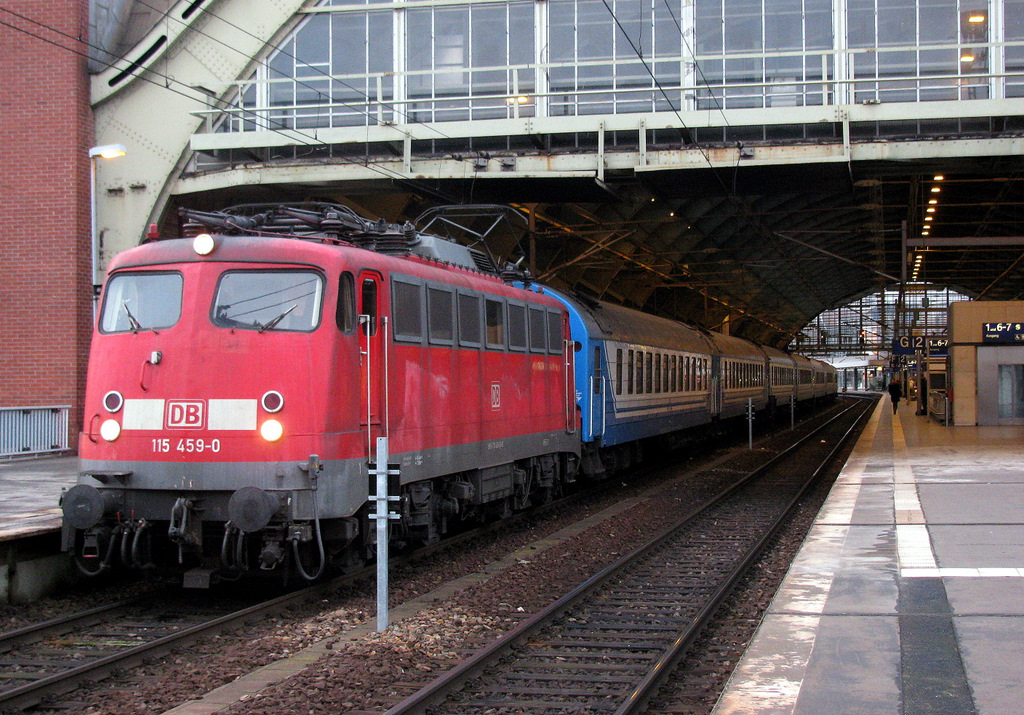 115 459-0 steht mit dem Nachtzug in Richtung Kiev am 5.12. in Berlin Ostbahnhof bereit. Gro�en Gru� an den freundlichen TF!