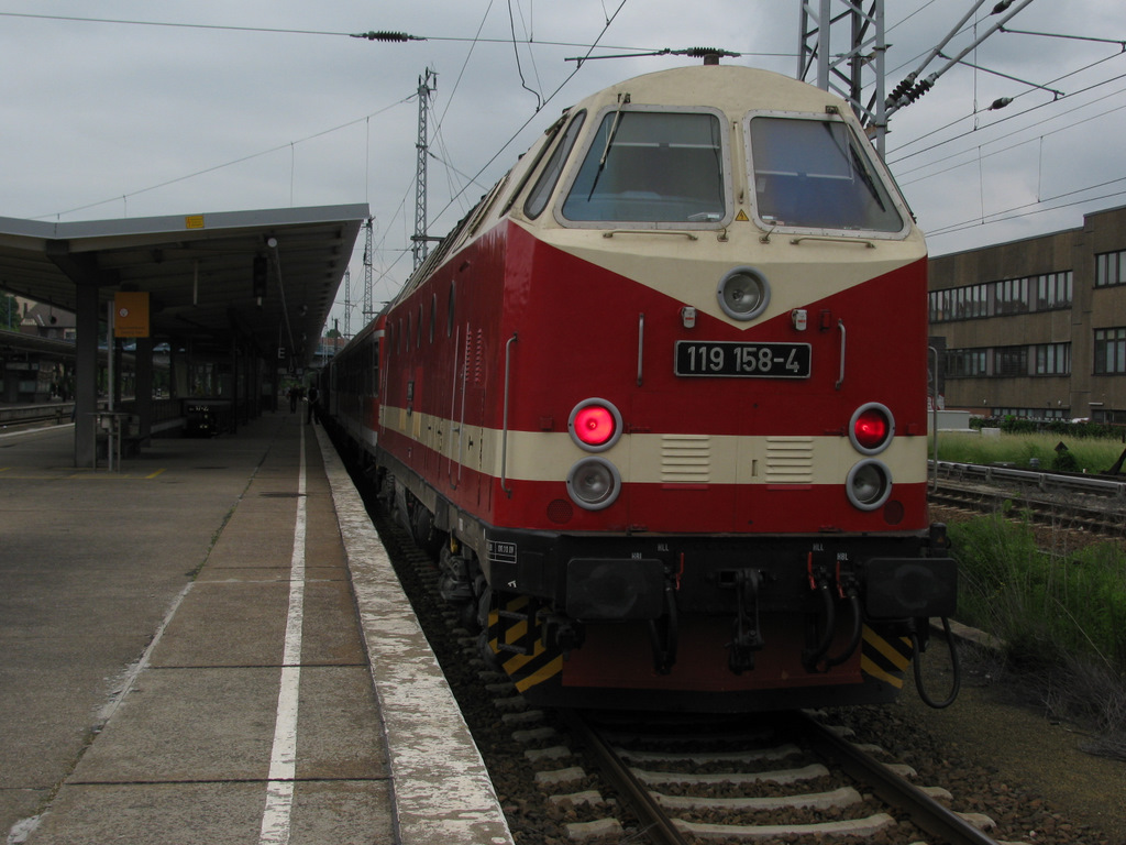 119 158-4 der Berliner Dampflokfreunde darf sich am 12.06.2010 mit einem aus ganz Deutschland zusammengesammelten ILA-Shuttle auf die Abfahrt vorbereiten von Berlin Lichtenberg zum ILA-Bahnhof on Sch�nefeld vorbereiten.