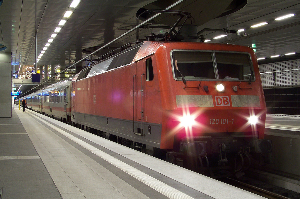 120 101-1 mit einem Ersatz-IC aus Richtung K�ln/Bonn f�hrt jetzt weiter nach Berlin Rummelsburg in IC-Werk. Berlin Hbf (tief) den 05.12.2009
