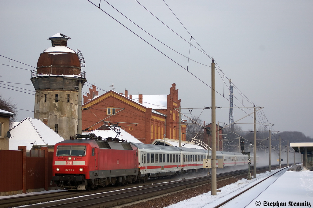 120 102-9 mit dem IC 1917 von Berlin S�dkreuz nach Karlsruhe Hbf in Rathenow. 29.01.2012