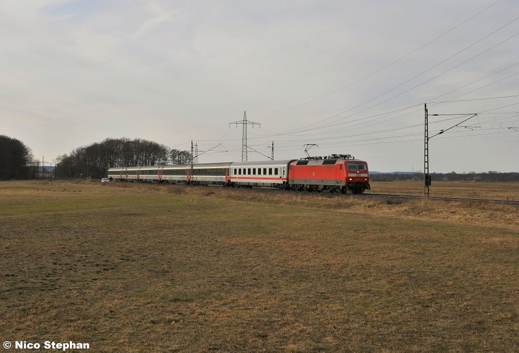 120 114-4 war mit dem Wagenpark des IC 1919 auf dem Weg nach Berlin-S�dkreuz,hier in Ahrensdorf (20.02.11)