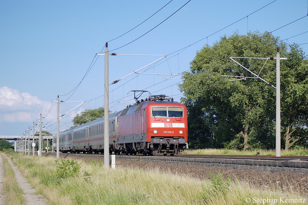 120 130-0 mit dem EC 248 von Krakow Glowny nach L�neburg zwischen Gro�wudicke und Rathenow. 08.07.2011