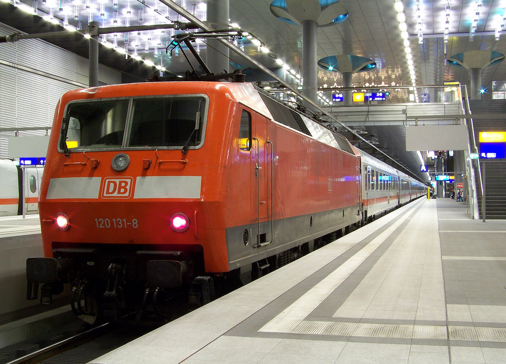120 131-8 mit einem Ersatz-IC aus Richtung K�ln/Bonn f�hrt jetzt weiter nach Berlin Rummelsburg ins IC-Werk. Berlin Hbf (tief) den 05.12.2009
