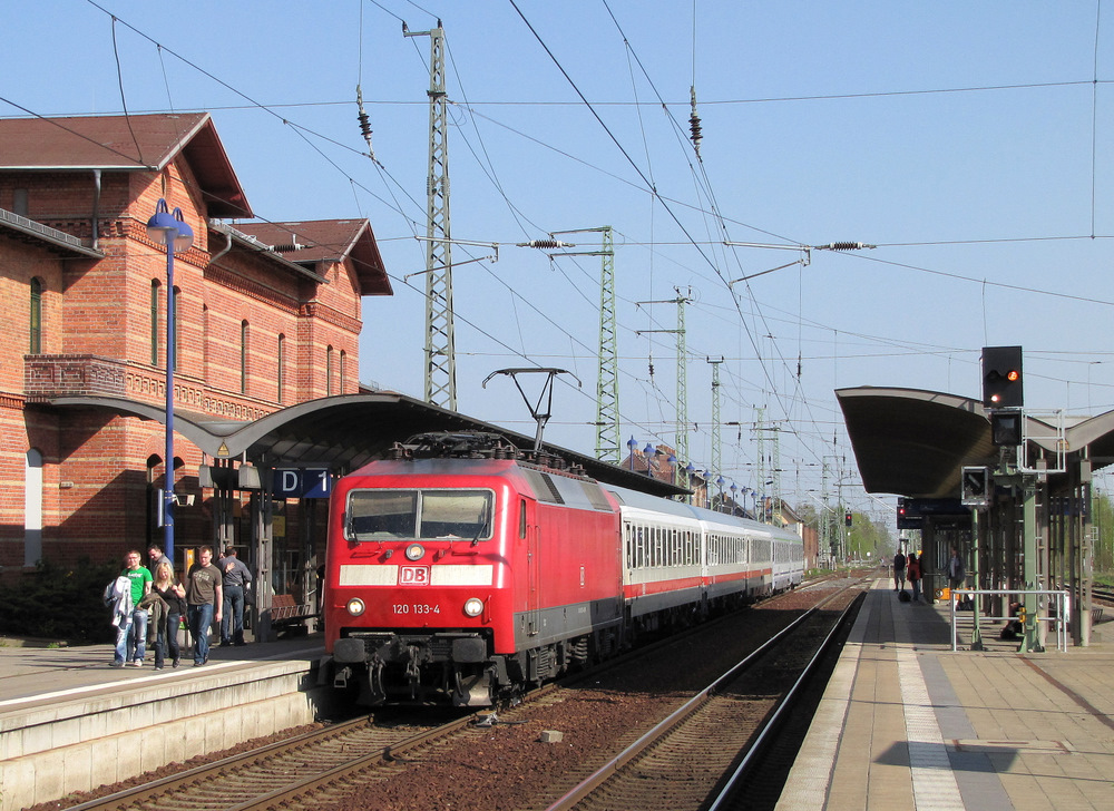 120 133-4 hatte am 25.04.2010 die Aufgabe den EC 341/340  Wawel  (Hamburg -> Cottbus -> Hamburg) durch die Lande zu schieben. Hir ist er gerade bei der Einfahrt in den Bahnhof von L�bbenau/Spreewald mit dem EC 340 (Krakow GLowny -> Hamburg Altona). 

