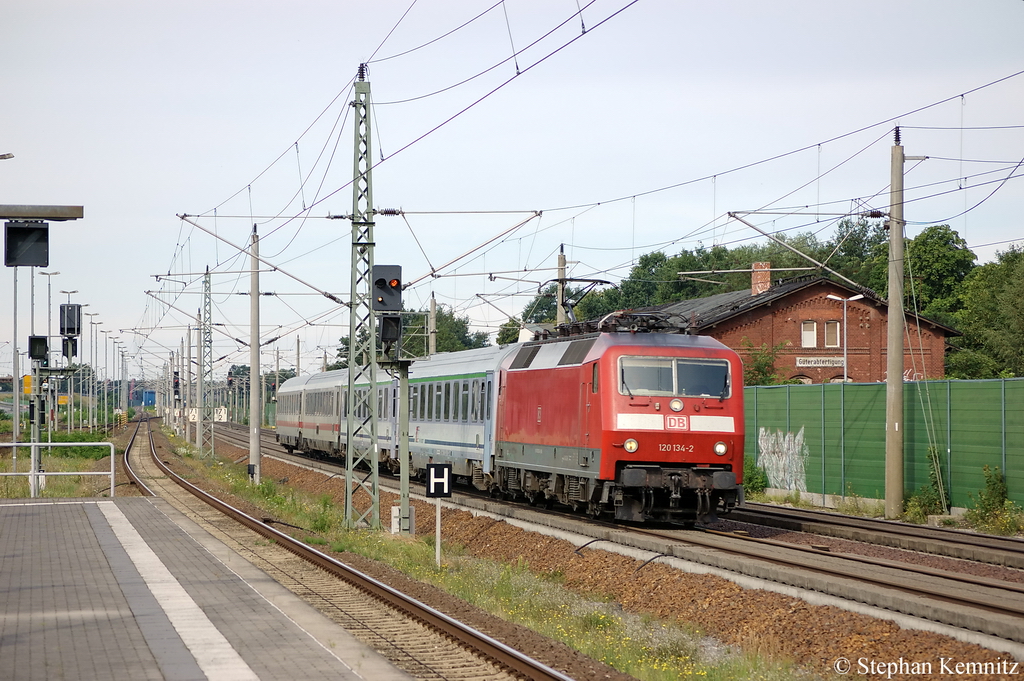 120 134-2 mit dem EC 249 von L�neburg nach Krakow Glowny in Rathenow. 20.07.2011