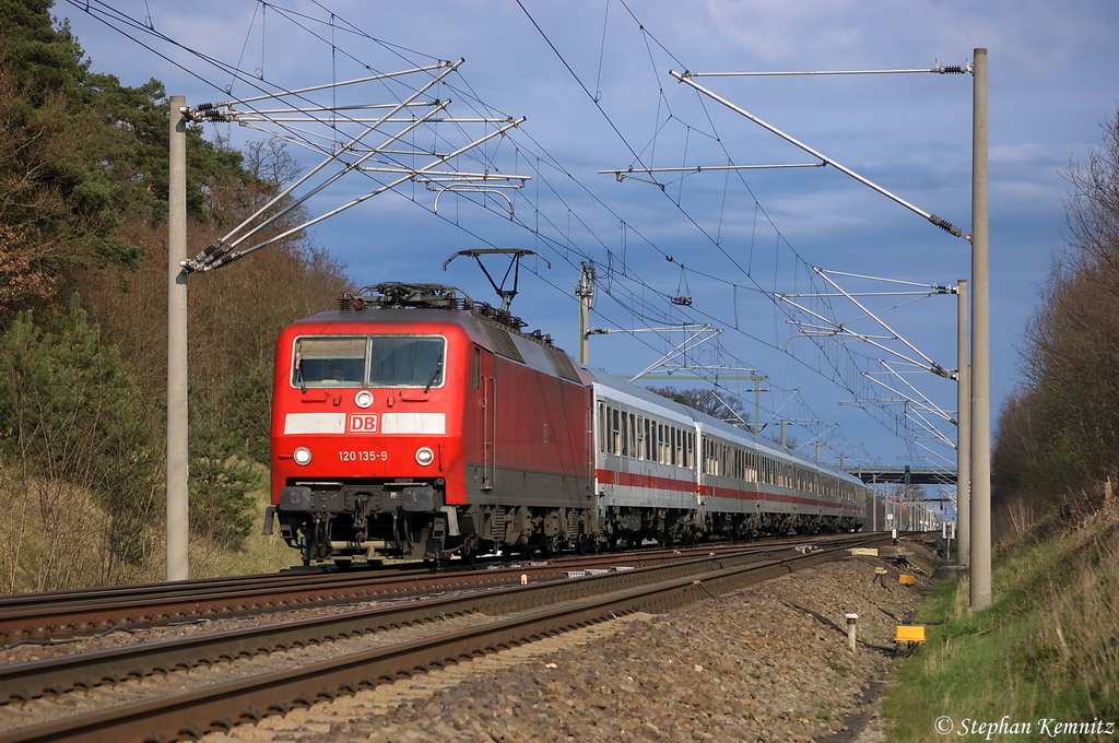 120 135-9 mit dem IC 1925 von Berlin S�dkreuz nach K�ln Hbf, bei Nennhausen. 15.04.2012