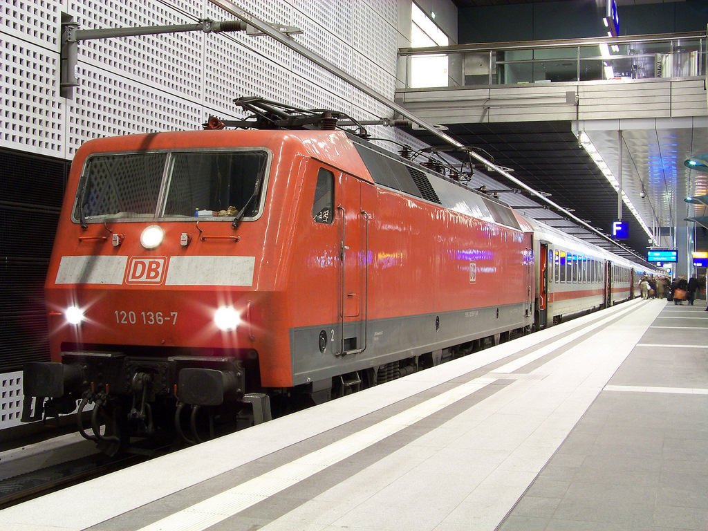 120 136-7 mit EC 174 nach Hamburg-Altona steht hier in Berlin Hbf (tief) bereit zur Weiterfahrt. 05.12.2009

