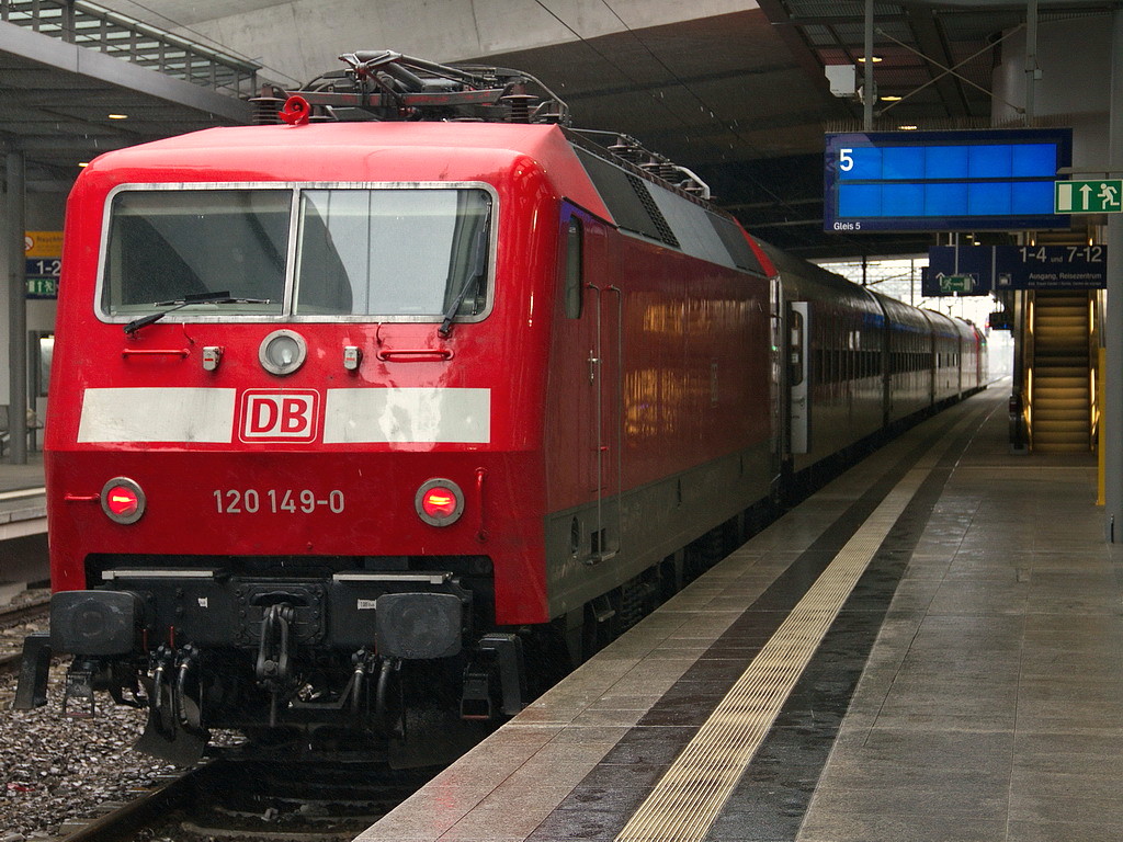 120 149-0 (kalt) am 16. Januar 2011 im Bahnhof Berlin S�dkreuz auf Gleis 5 am Zugschluss des CNL 471 aus Paris.