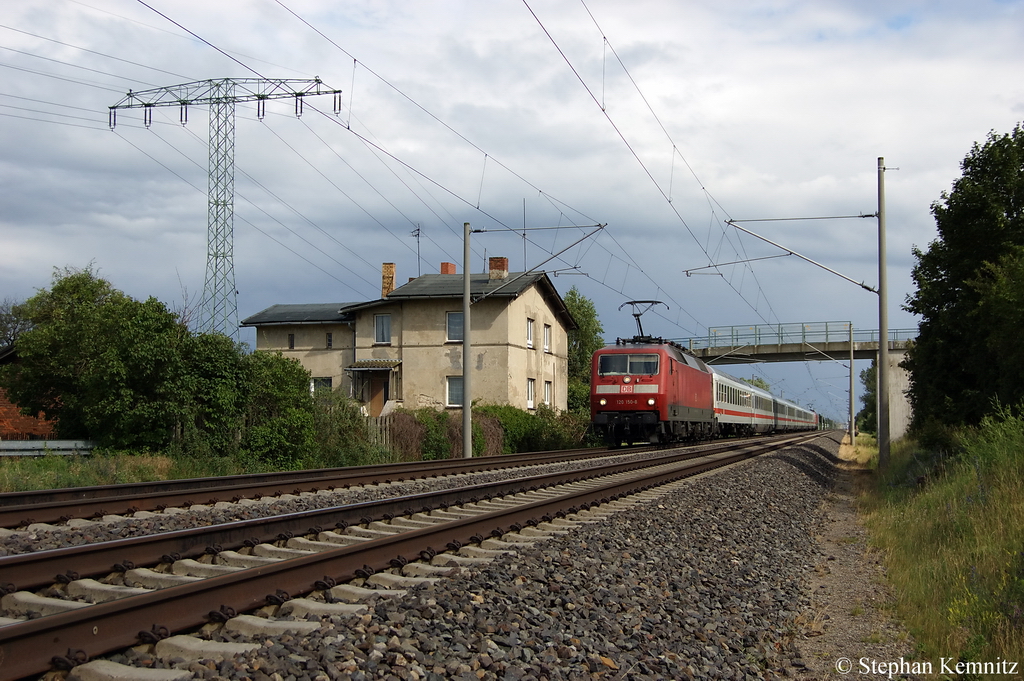 120 150-8 mit dem IC 2200 von Berlin S�dkreuz nach Hamburg-Altona in Vietznitz. Am Zugende schiebt die 120 110-2. 24.06.2011