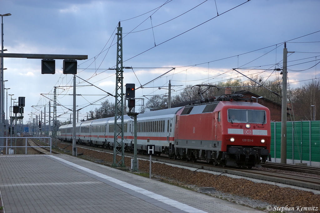 120 151-6 mit dem IC 2810 f�r ICE 276 von Karlsruhe nach Berlin Ostbahnhof in Rathenow. 10.04.2012