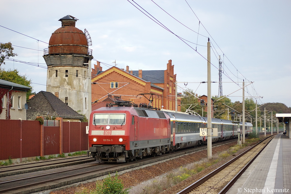 120 154-0 mit dem IC 1925 von Berlin S�dkreuz nach K�ln Hbf in Rathenow. 03.10.2011