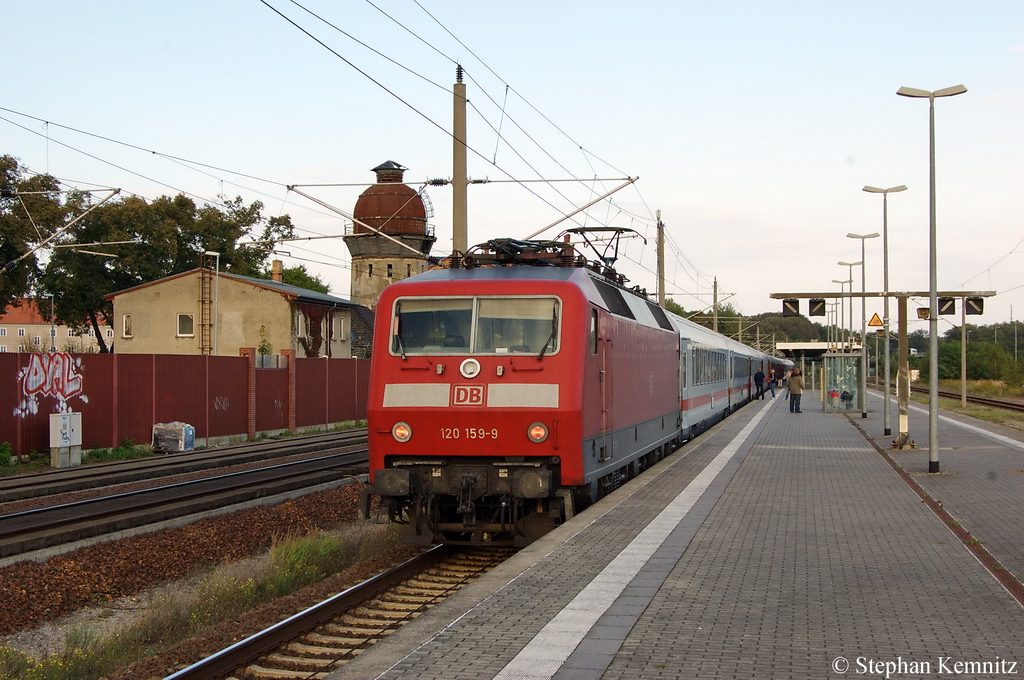 120 159-9 mit dem IC 2802 f�r ICE 1172 von Darmstadt Hbf nach Berlin S�dkreuz, musste wegen einer �berpr�fung am Zug in Rathenow halten. 23.09.2011