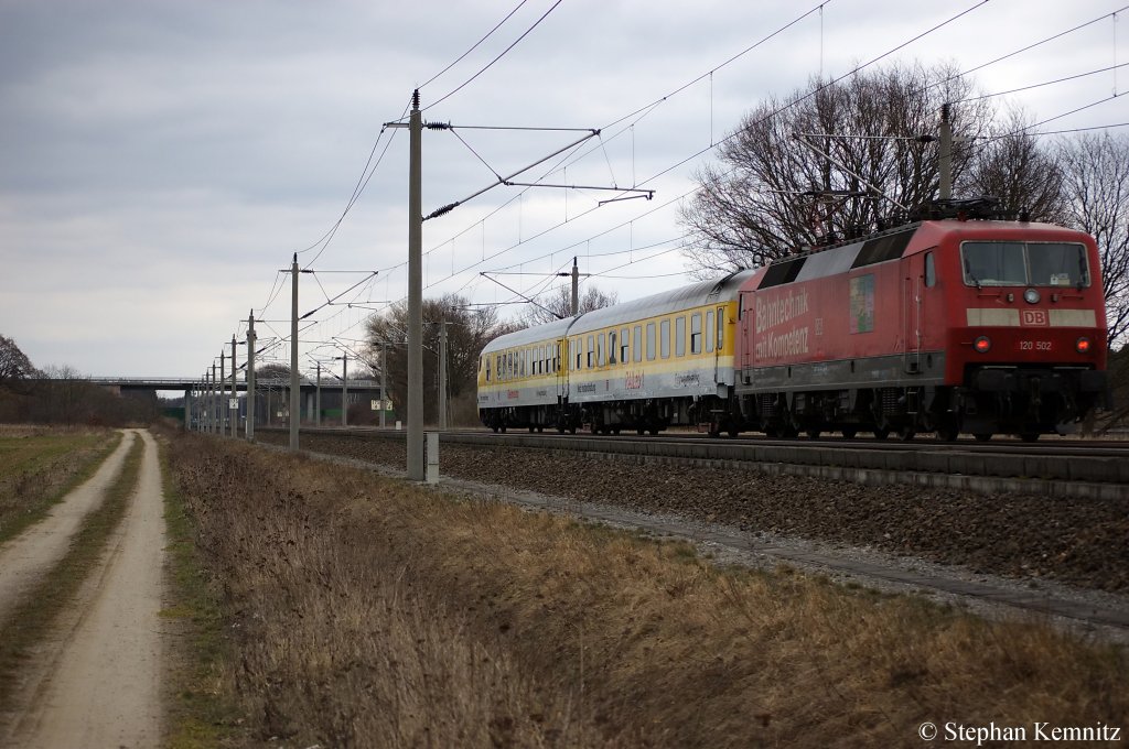 120 502 mit Messzug von der DB Netz Instandsetzung zwischen Gro�wudicke und Rathenow in Richtung Rathenow unterwegs. 28.03.2011