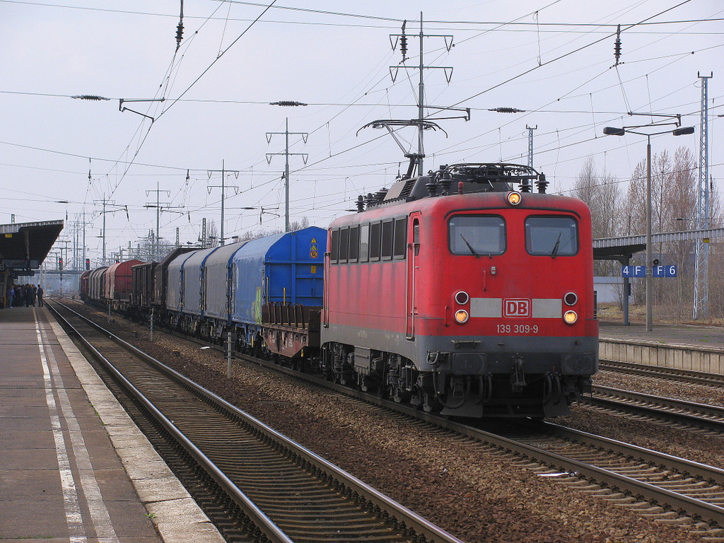 139 309-9 mit einem leeren Stahlpendel nach Ziltendorf (Eisenh�ttenstadt) als 53133 am 02.04.2011 durch Sch�nefeld unterwegs.