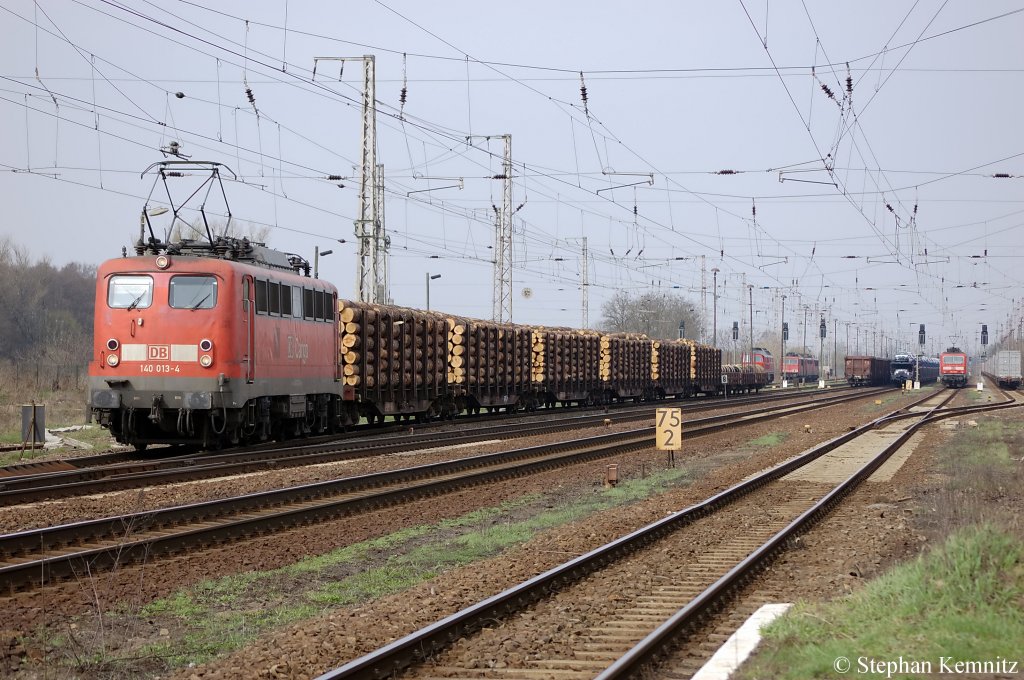 140 013-4 mit kleinen gemischten G�terzug in Priort in Richtung Marquardt unterwegs. 05.04.2011
