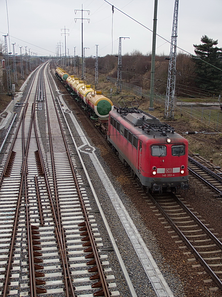 140 353-4 mit einem G�terzug mit Kessel die in kyrillischer Schrift beschriftet waren am 24. Januar 2012 kurz vor der Durchfahrt durch den Bahnhof Sch�nefeld. Linksseitig  sind die Gleise der S-Bahn Strecke zum Flughafen Berlin Brandenburg zu sehen. 