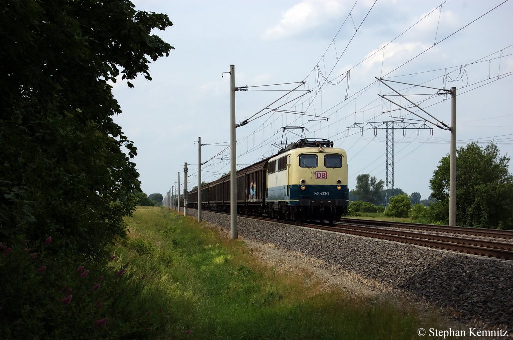 140 423-5 mit gemischten G�terzug in Vietznitz in Richtung Paulinenaue unterwegs. 15.06.2011