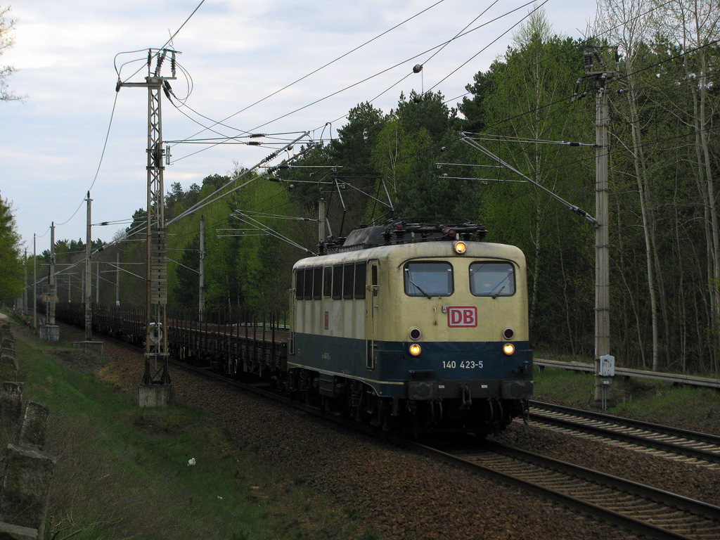 140 423-5 (vermutlich mit 45426 (Cottbus - Seddin)) rauschte am 27.04. auch um die Ecke und die Freude RIESIG (nachdem 2 Stunden vorher bereits 140 024 vorbei kam). Farbenfroh war das Ende der alten Gleise aufjedenfall!