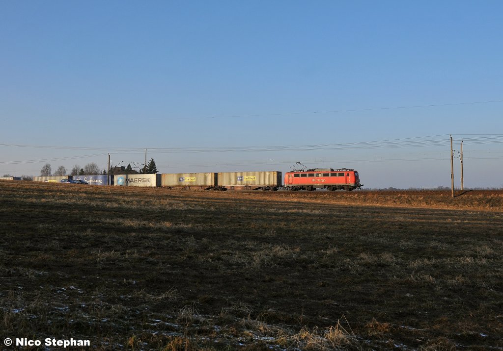 140 432-6 rollt mit einem Containerzug durch die Wiesen von Nudow (29.01.11) 