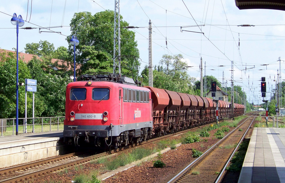 140 450-8 kommt hier mit einem G�terzug durch L�bben/Spreewald gefahren. 22.05.2009