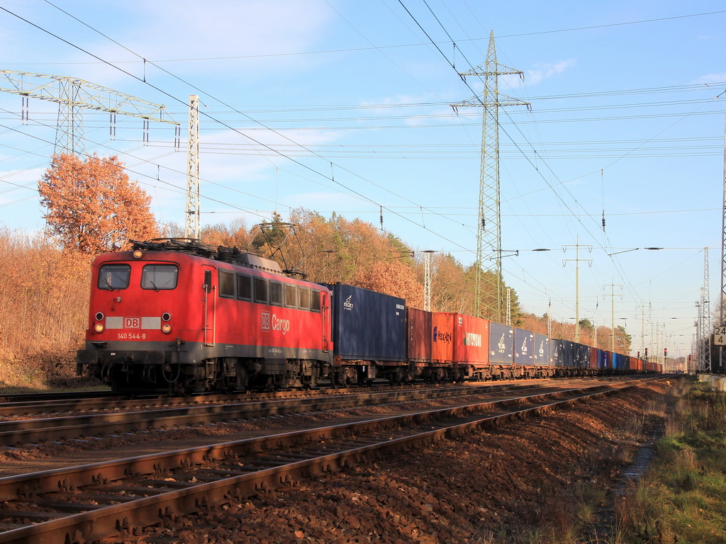 140 544-8 mit einem G�terzug  am 25. November 2011 auf dem s�dlichen Berliner Au�enring bei Diedersdorf. 