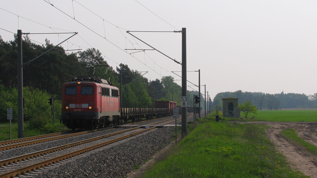 140 585-1 war am 29.04.2011 die erste von zwei DB-Altbau E-Loks. Hier mit einem G�terzug in Richtung Brandenburg.