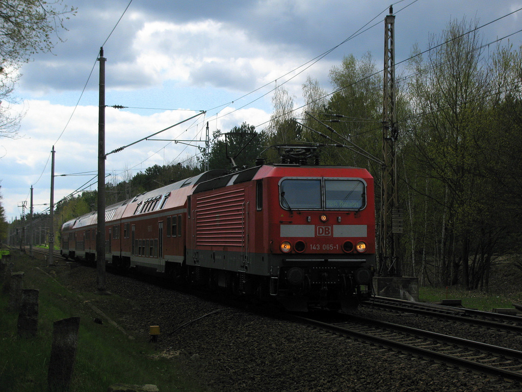 143 065-1 mit einer RB von Senftenberg nach Nauen am 22.04.2010 durch Bestensee.