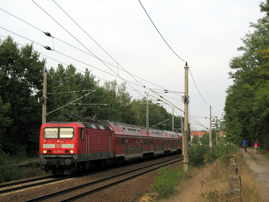 143 163-4 mit einer 30 min�tig versp�teten Regionalbahn. Zusammen mit 2 netten Radfahrern in Bestensee am 21.09.2009.