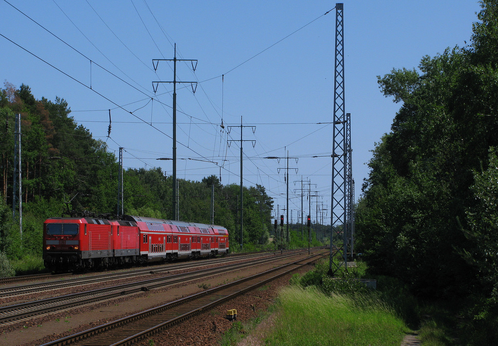 143 233-5 schleppte einen scheinbar defekten RE 7 mit 143 217 in Richtung Genshagener Heide und musste dabei durch die Ausweichgleise und wird auch hier nicht bildlich erw�hnt. 02.06.2011