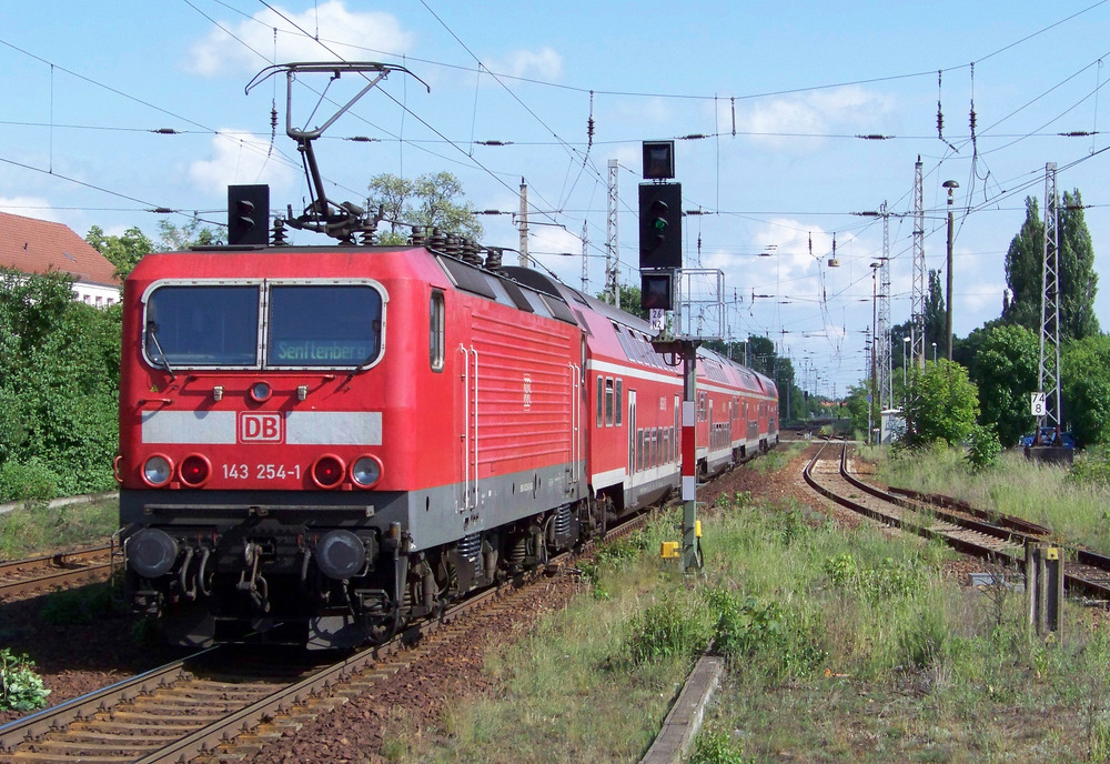 143 254-1 f�hrt hier mit der RB14 nach Senftenberg aus dem Bahnhof von L�bben/Spreewald raus. 22.05.2009