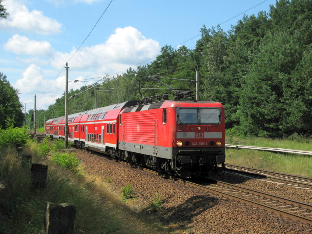 143 300-2 mit ihrer RB 14 nach Nauen, welche am 13.07.2009 endlich wieder die komplette Strecke bedient.