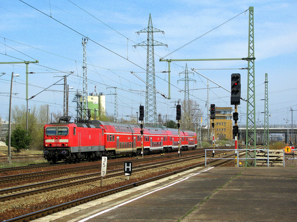 143 303-6 mit einer RB nach Senftenberg am 08.04.2010 in Berlin Sch�nefeld Flughafen.