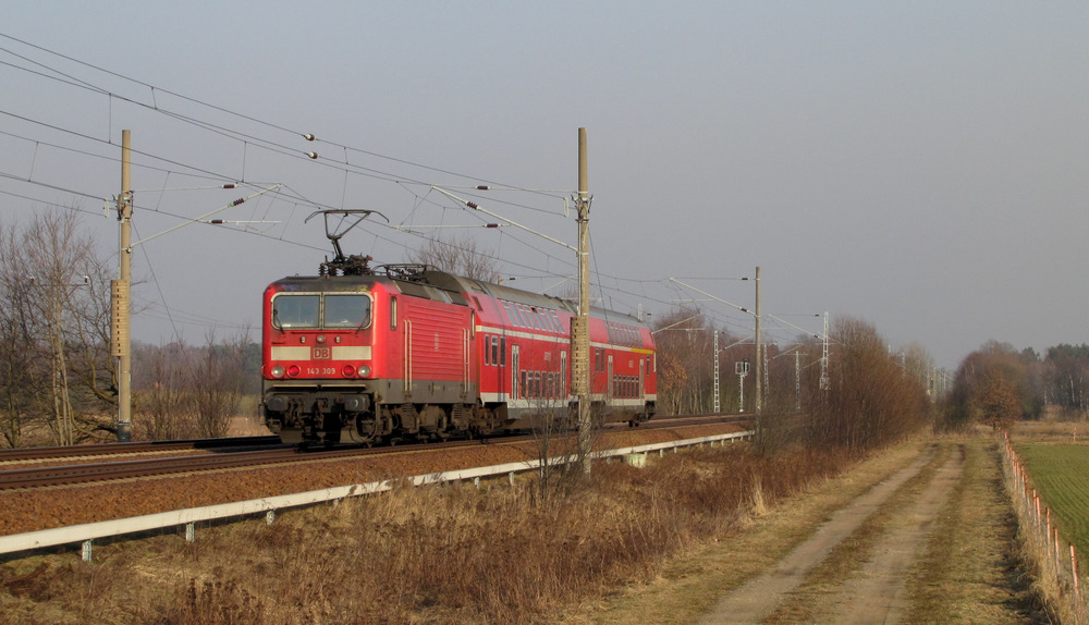 143 309 f�hrt hier mit seiner RB43 von Falkenberg seinem Ziel Cottbus entgegen, welcher er in wenigen Minuten erreicht. Tornitz den 03.03.2011