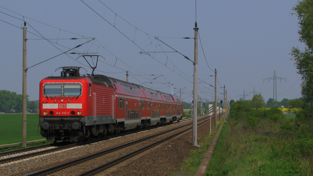 143 333-3 konnte ich auch mal wieder sichten hier f�hrt sie mit einer RB 21 am Harken nach Potsdam Griebnitzsee. 29.04.2011