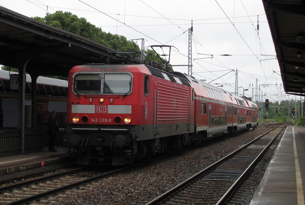 143 339-0 zog am 04.07.2011 einen RE von Hoyerswerda nach Dresden Hbf. Hier zu sehen in Ruhland.