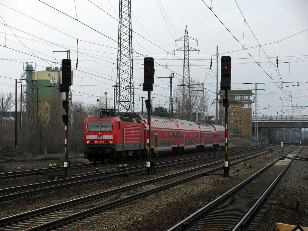 143 566-8 mit einem RE 7 nach W�nsdorf-Waldstadt am 20.03.2010 in Berlin Sch�nefeld.