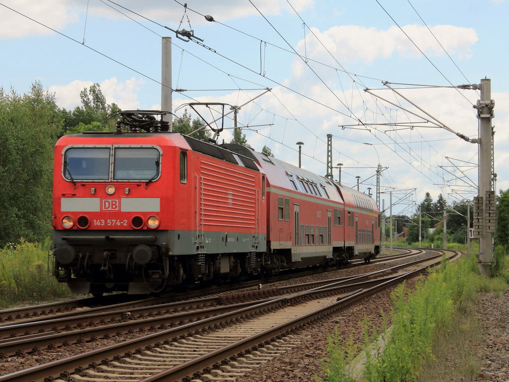 143 574-2 am 22. Juli 2012 - Einfahrt in den Bahnhof K�nigs Wusterhausen mit RB 14 (RB 18990) nach Berlin-Sch�nefeld Flughafen.
