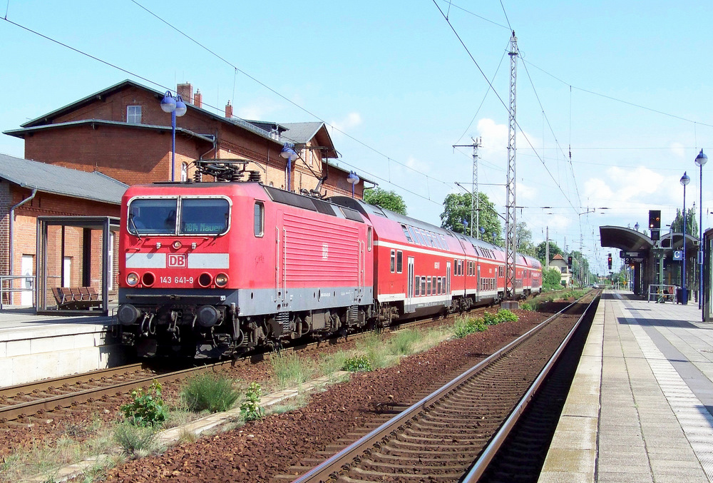 143 641-9 sieht man hier im Bahnhof von L�bben/Spreewald stehen. Sie f�hrt gleich weiter mit der RB 14 nach Nauen. 22.05.2009