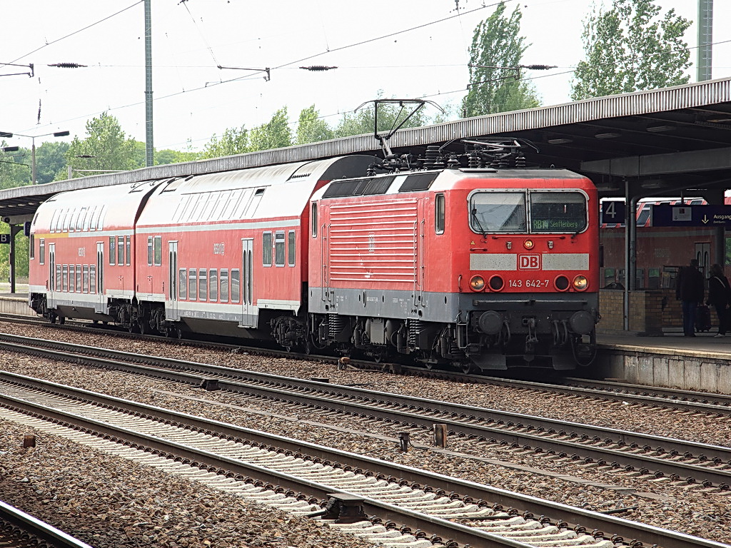 143 642-7 mit dem RB 14 (RB 28759) nach Senftenberg steht im Bahnhof Berlin Sch�nefeld Flughafen am 09. Mai 2012 zur Abfahrt bereit. 