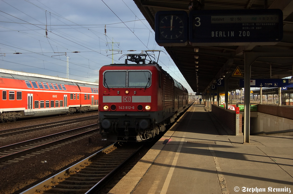 143 812-6 mit der RB22 (RB 28815) von Berlin-Sch�nefeld Flughafen nach Potsdam Griebnitzsee in Berlin-Sch�nefeld Flughafen. 20.12.2011