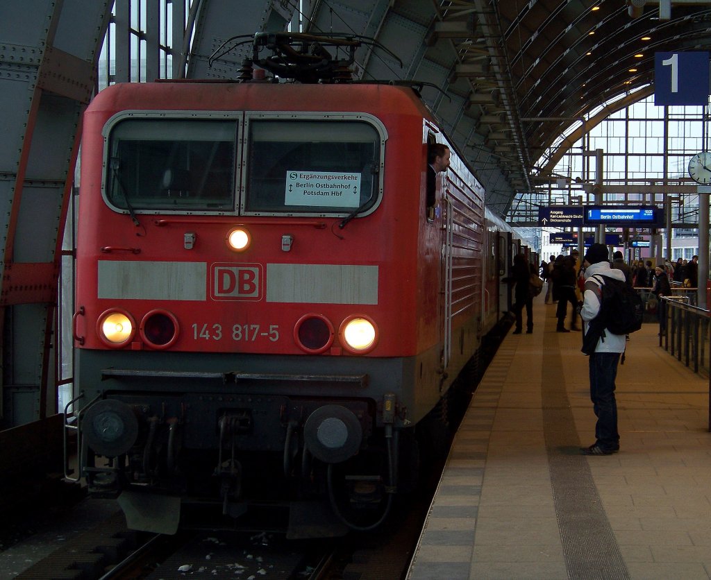 143 817-5 mir dem S-Bahn-Ersatzverkehr von Potsdam Hbf nach Berlin Ostbahnhof. Au�erdem sieht man den Kollegen Alexander Wiemer mit dem Tf bzw seinem Bruder beim Gespr�ch. Berlin Alexanderplatz den 24.01.2010
