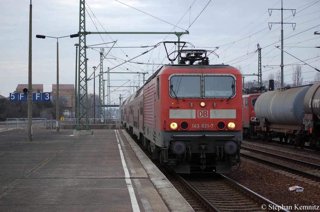 143 821-7 mit dem RE7 (RE 18725) nach Dessau in Berlin Sch�nefeld Flughafen. 10.02.2011