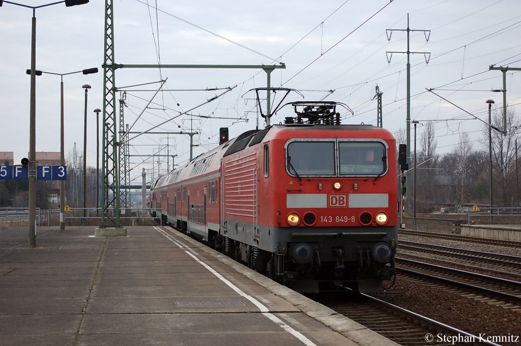 143 849-8 mit dem RE7 (RE 18723) nach Dessau in Berlin Sch�nefeld Flughafen. 10.02.2011
