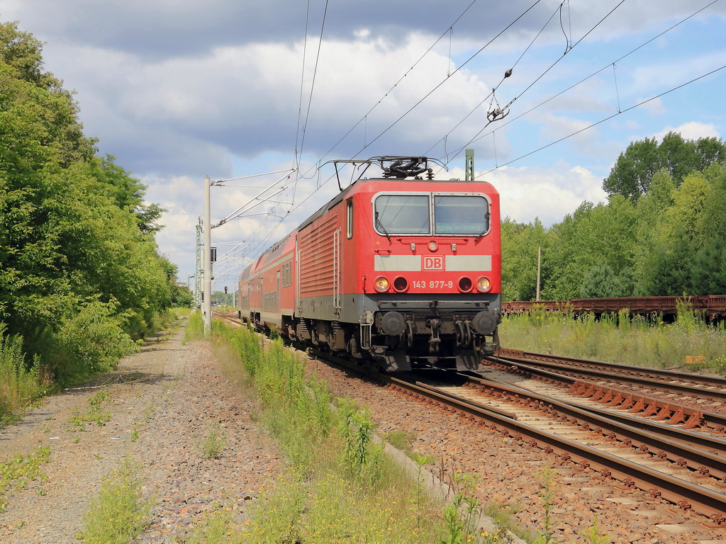 143 877-9 am 22. Juli 2012 - Ausfahrt aus dem Bahnhof K�nigs Wusterhausen mit RB 14 (RB 28759) nach Senftenberg.