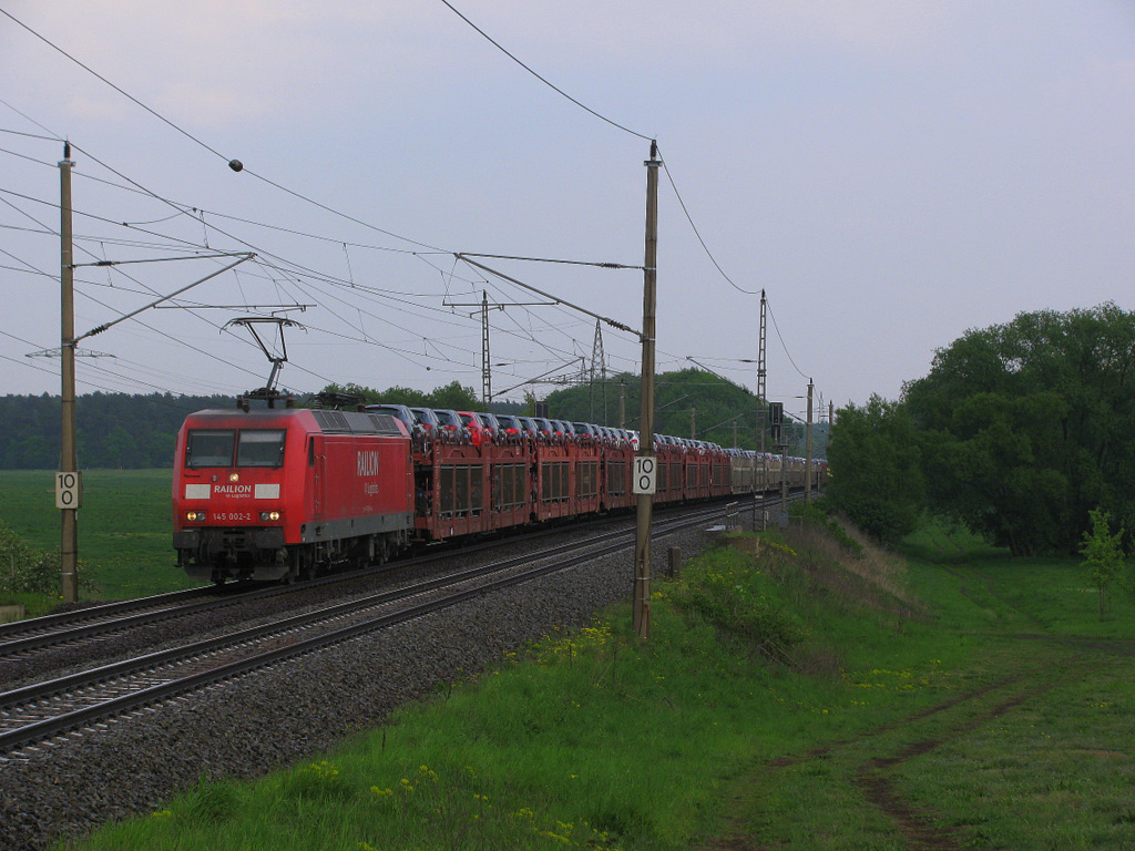 145 002-2 mit Autozug Richtung Saarmund durch Nudow. Sie hielt dort auch eine l�ngere Zeit. 29.04.2011