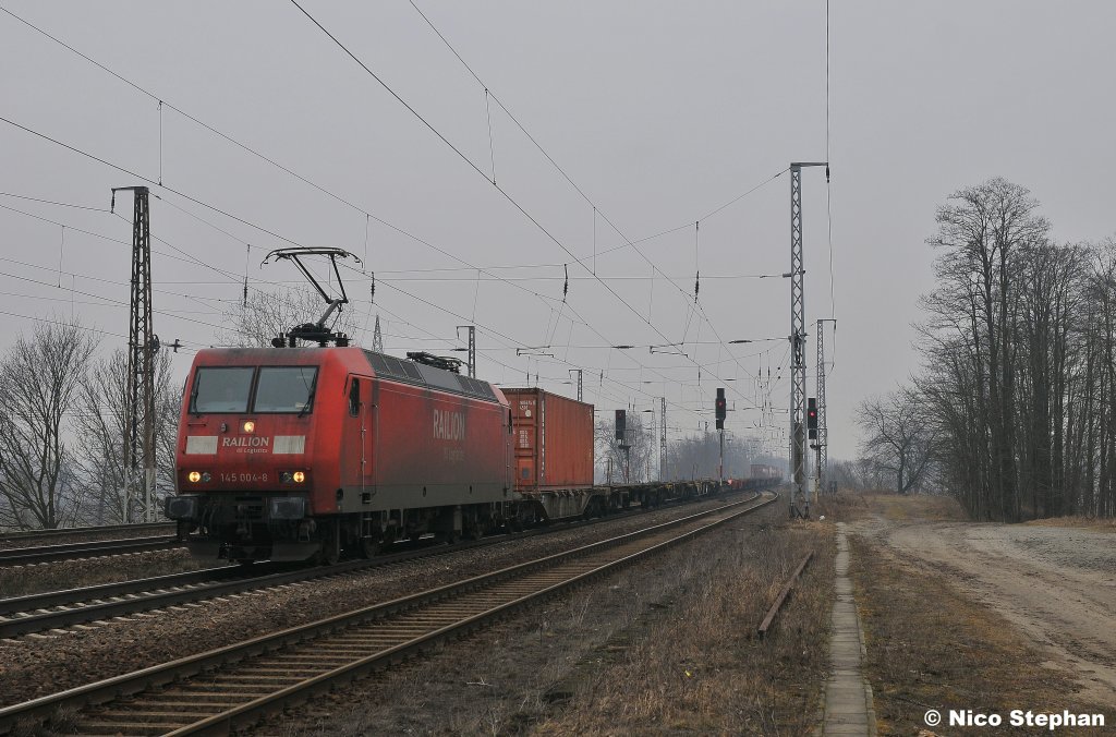 145 004-8 kam mit einem Containerzug von Gro�beeren angefahren,Saarmund (15.03.11)