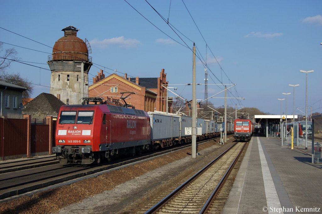 145 005-5 mit Containerzug in Rathenow in Richtung Stendal unterwegs. Im Bahnhof steht die 112 183 mit dem RE2 (RE 37385) nach K�nigs Wusterhausen und das RB13 Weekend-Dotra (RB 17966) nach Stendal. 27.03.2011