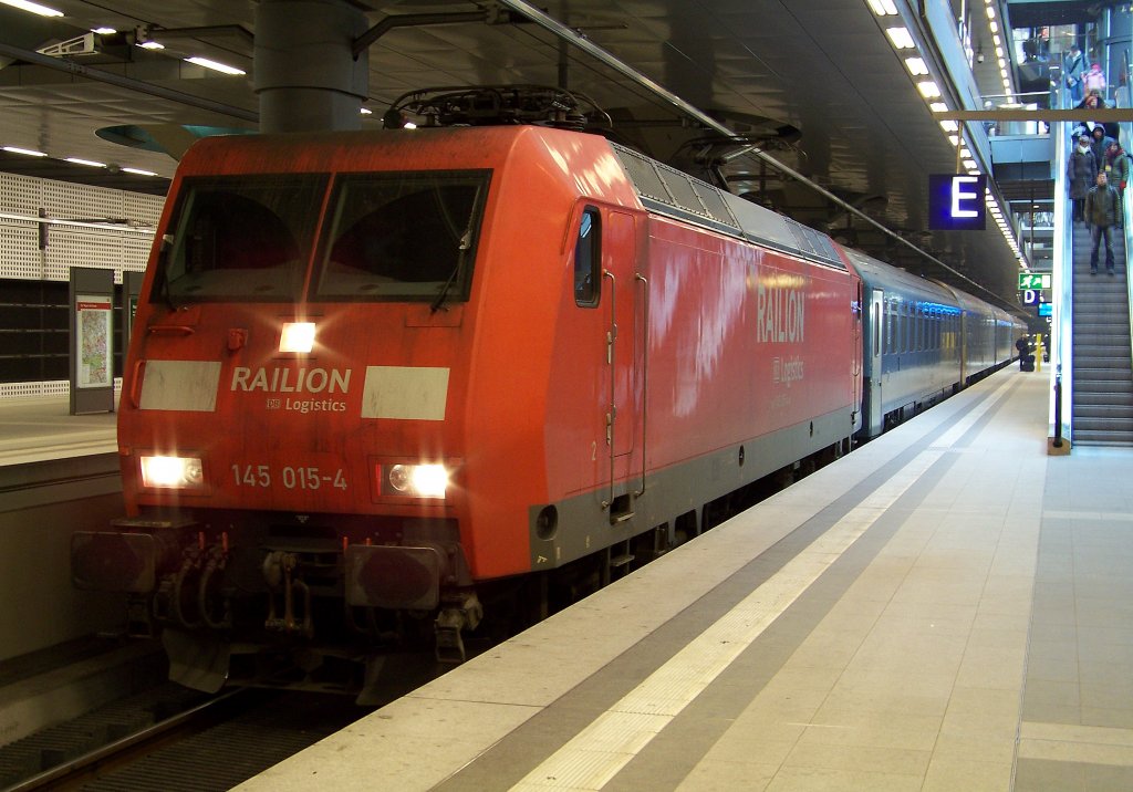 145 015-4 mit dem EN 476 im Berliner Hbf. Eigentlich hatten wir ihn gar nicht auf der Rechnung. Doch da der Zug eine sehr hohe Versp�tung hatte, konnten wir ihn noch ablichten. Leider war kein Stativ aufbauen mehr m�glich, da der Zug gleich losfahren sollte. Berlin Hbf (tief) den 24.01.2010 