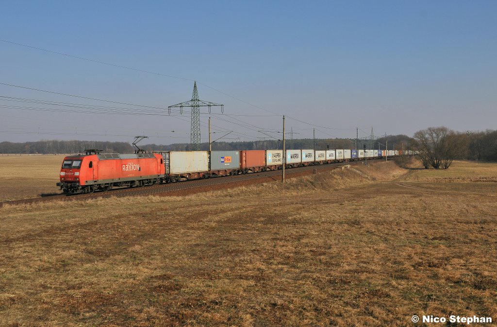 145 021-2 rollt mit einem Containerzug durch die Wiesen und Felder von Nudow (26.02.11)