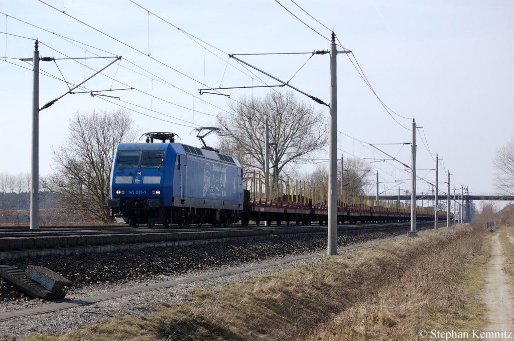 145 030-7 PRESS (145 085-7) mit leeren Holzzug zwischen Gro�wudicke und Rathenow in Richtung Rathenow unterwegs. 21.03.2011